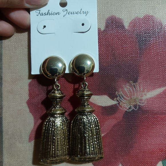 3/$35 Gold earrings - Picture 1 of 3